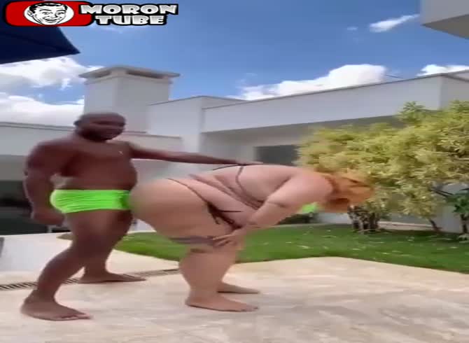 Video :A fat lady who doesn't feel self-conscious about her appearance